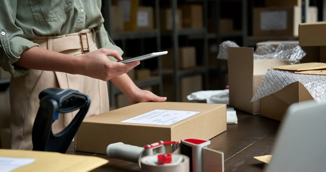 Jak wybrać idealny karton fasonowy do wysyłki? Praktyczne wskazówki