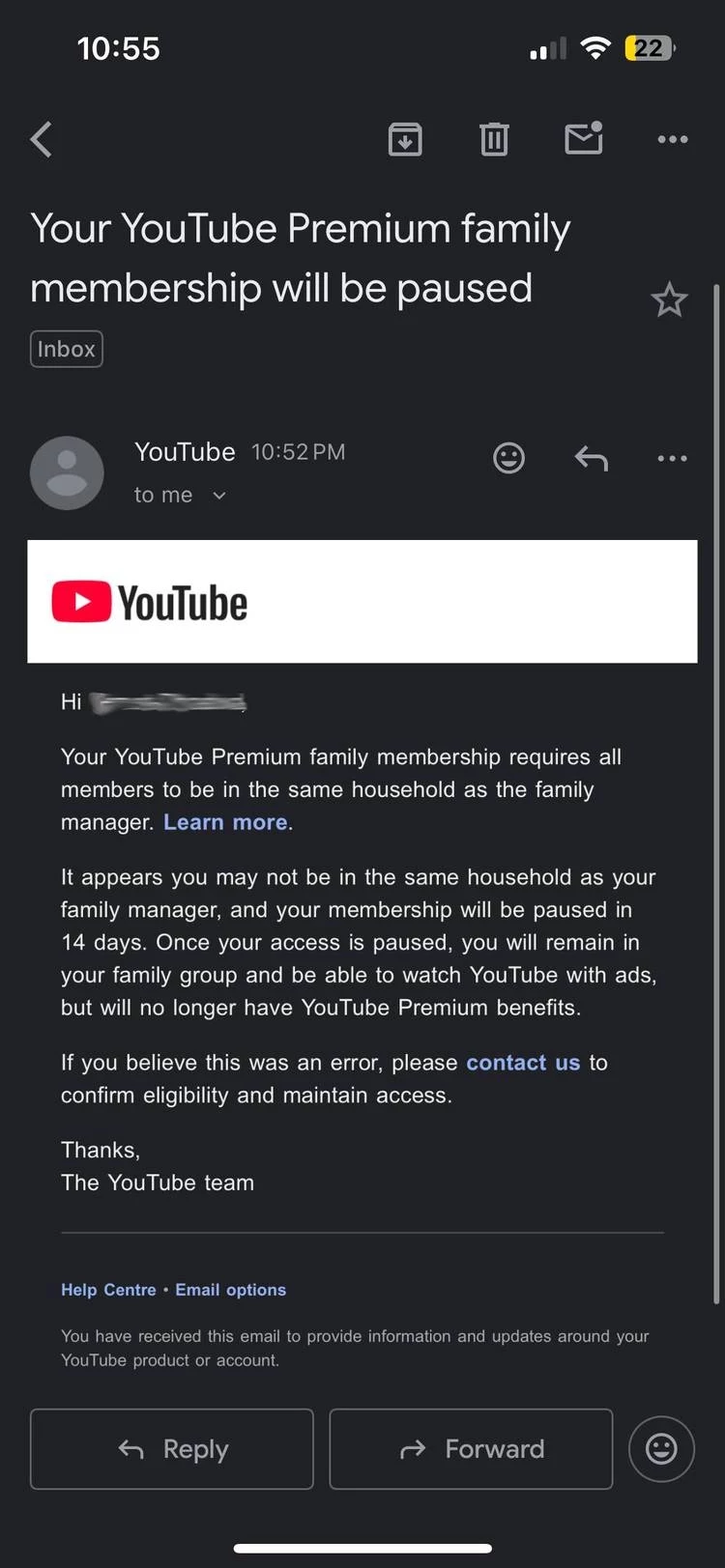 Komunikat o nadużywaniu planu rodzinnego w YouTube Premium. Zrzut ekranu z aplikacji pocztowej na smartfonie prezentujący otrzymaną wiadomość e-mail od YouTube, informującą użytkownika o planowanym zawieszeniu członkostwa Premium w ramach rodziny z powodu niespełnienia wymogów dotyczących wspólnego gospodarstwa...