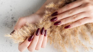 Zapomnij o wzorkach. Oto najmodniejszy manicure na jesień 2025