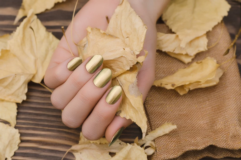 Złoty manicure przyciąga wzrok - to paznokcie dla przebojowych kobiet