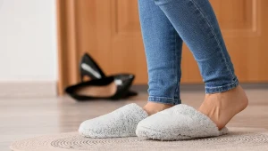 Boso w domu czy w kapciach? Oto co działa najlepiej dla twoich stóp