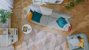 Aranżacja salonu z dywanem w trójkąty