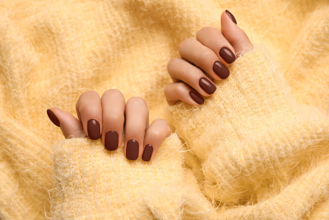 Jesienią 2025 czekoladowy manicure będzie wyborem kobiet, które cenią sobie klasykę