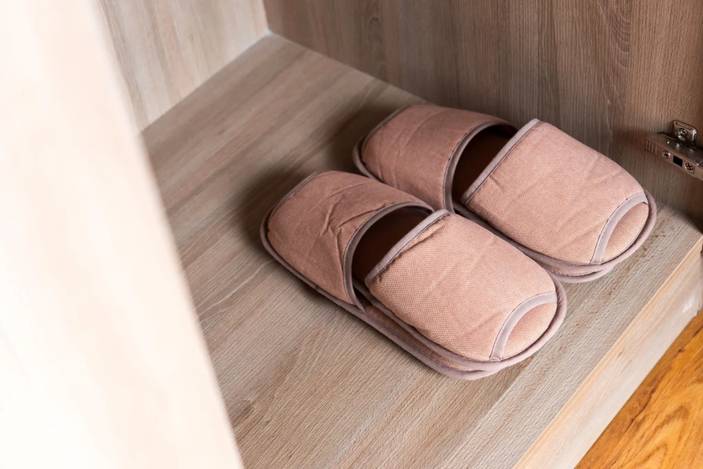 Dobór odpowiednich kapci dla gości zaczyna się od kwestii praktycznych, czyli higieny i wygody Dobór odpowiednich kapci dla gości zaczyna się od kwestii praktycznych, czyli higieny i wygody