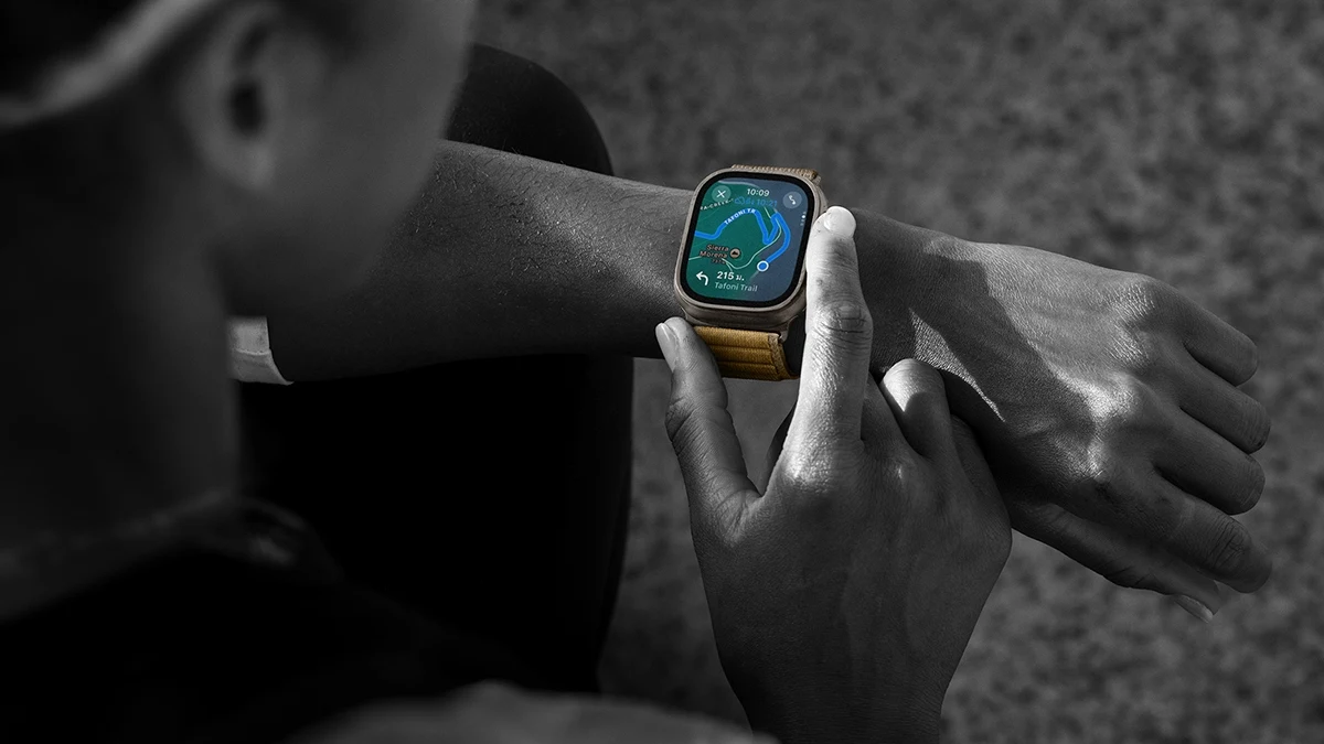 Osoba używająca nowoczesnego smartwatcha z kolorowym ekranem, na którym wyświetlana jest mapa lub trasa.