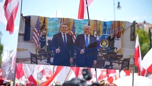 Dyplomacje równoległe. O wizytach Nawrockiego oraz Sikorskiego w USA 