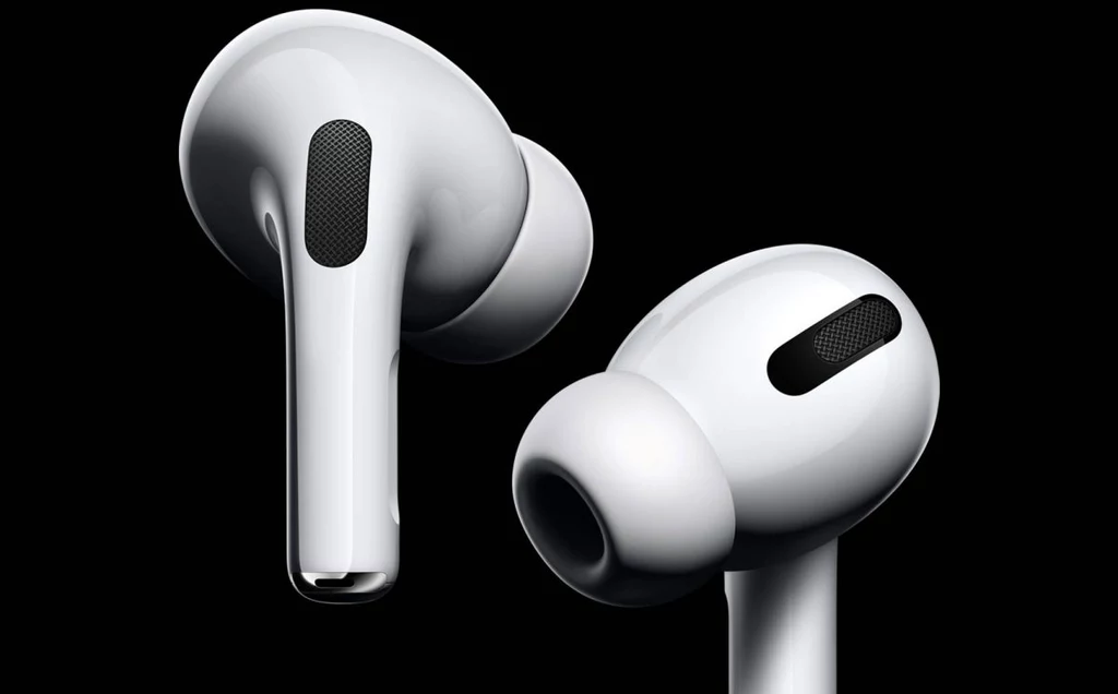 Po trzech latach oczekiwania zobaczymy również słuchawki AirPods Pro 3. Dwa białe bezprzewodowe słuchawki douszne z silikonowymi końcówkami, umieszczone na czarnym tle, widoczne wyraźne detale siateczki i powierzchni obudowy.