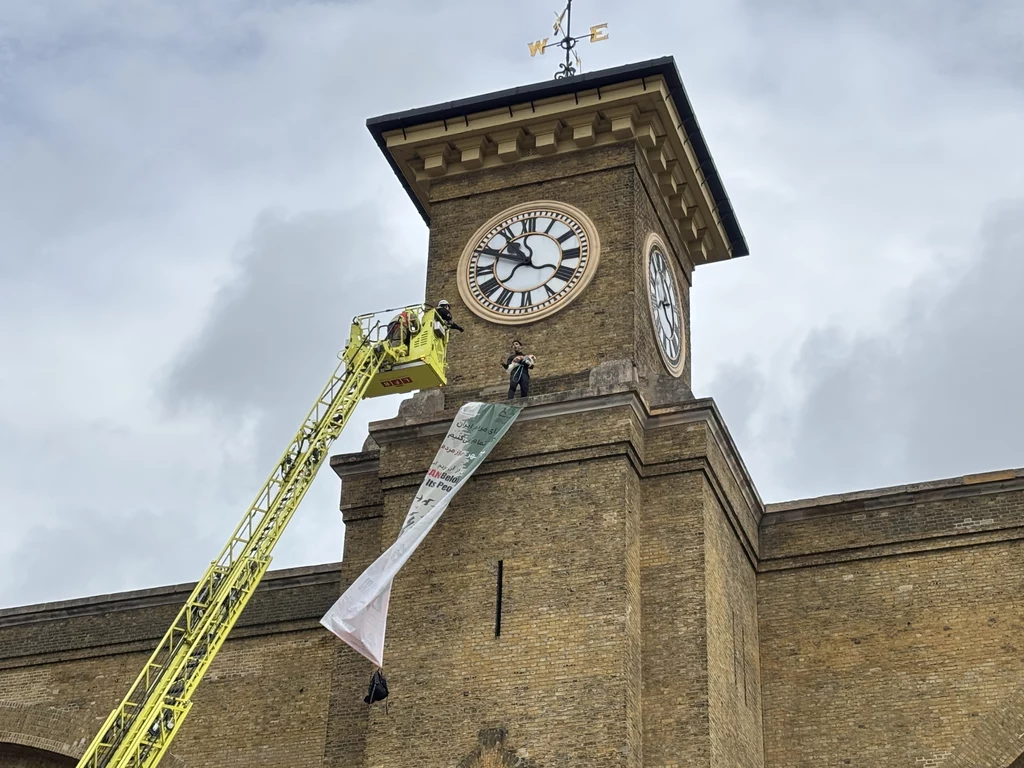 Mężczyzna protestujący na King Cross w Londynie