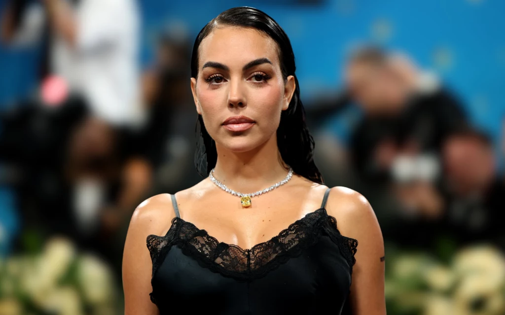 Georgina Rodriguez zachwyciła w koronkowej spódnicy - to najmodniejszy fason na jesień