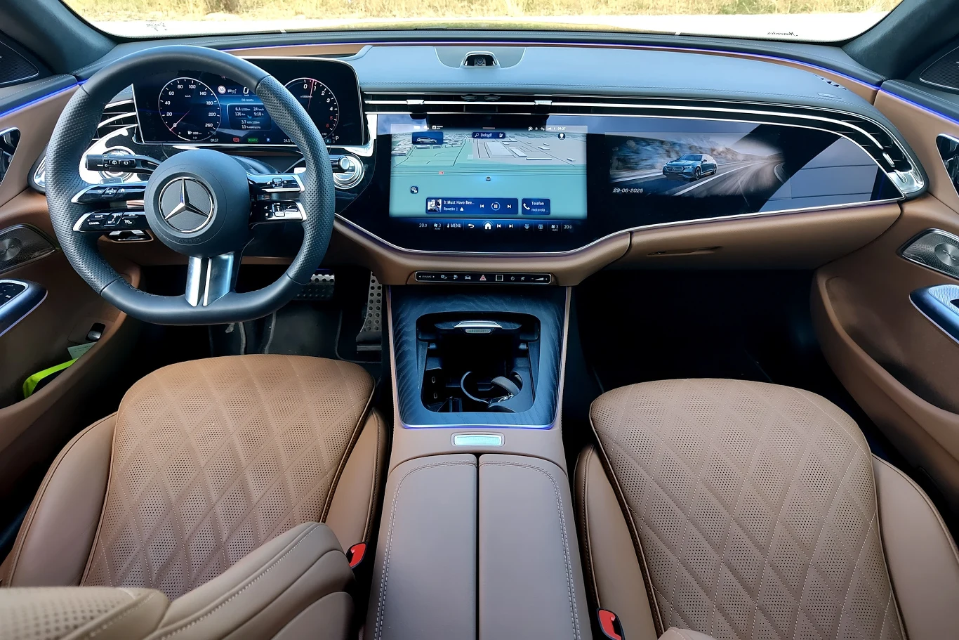 Producenci prześcigają się w tym, jak wiele ekranów da się "upakować" w aucie. Jednak obsługa wcale przez to nie jest łatwiejsza Luksusowe, nowoczesne wnętrze samochodu marki Mercedes z brązową, skórzaną tapicerką, wielofunkcyjną kierownicą oraz trzema dużymi wyświetlaczami na desce rozdzielczej, które prezentują dane jazdy i nawigację.
