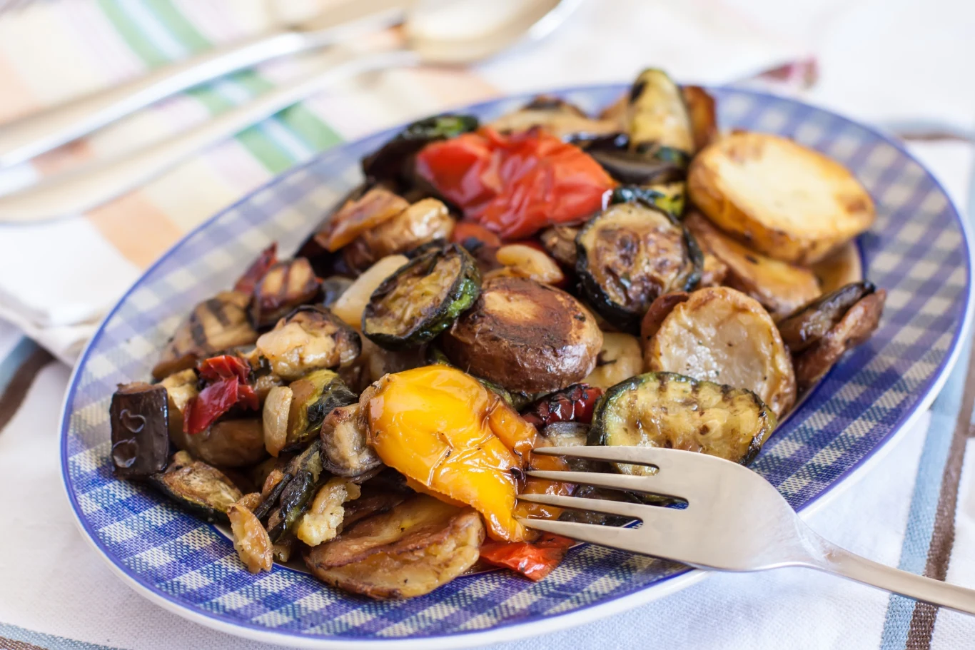 Warzywa z grilla to pyszne danie na ciepło, które możesz jeść solo lub z mięsnym dodatkiem Warzywa z grilla to pyszne danie na ciepło, które możesz jeść solo lub z mięsnym dodatkiem