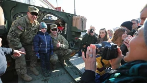 Żołnierze amerykańscy podczas spotkania z mieszkańcami Białegostoku