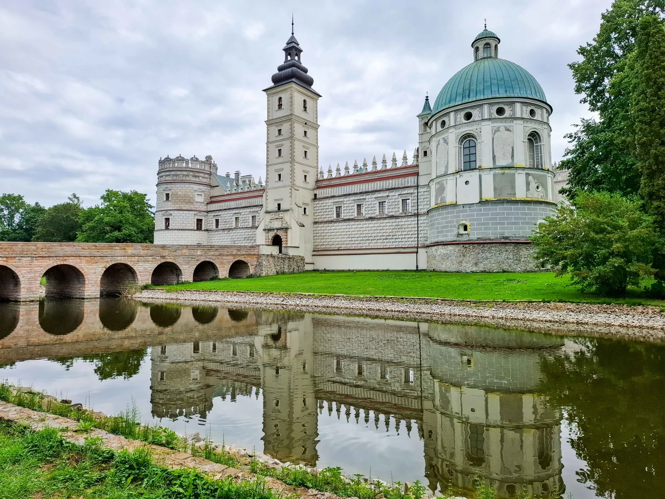 Zamek w Krasiczynie to architektoniczna perła Podkarpacia. Dlaczego warto wybrać się tutaj we wrześniu?