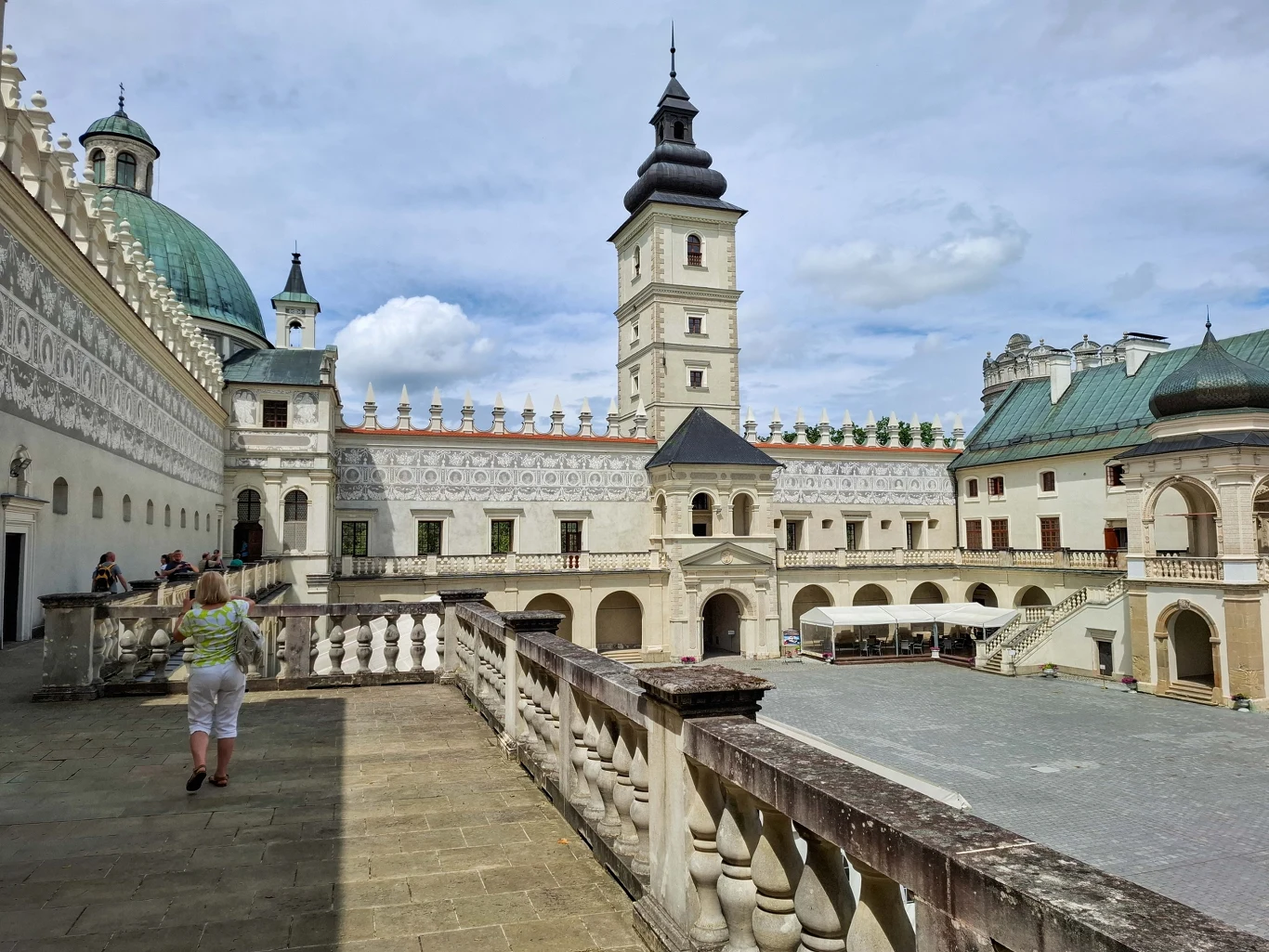 Zamek w Krasiczynie został wybudowany w formie czworoboku z czterema cylindrycznymi basztami w narożach i charakterystycznymi białymi murami.