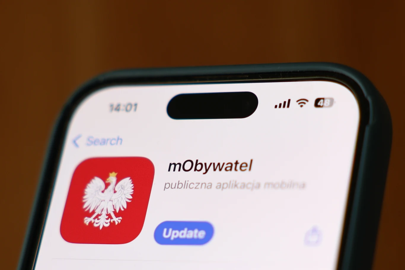 Połączona skrzynka ePUAP i e-Doręczeń w aplikacji mObywatel narażała podatników na kłopoty z fiskusem. W jaki sposób? Zbliżenie na ekran smartfona ukazujące aplikację mObywatel z godłem Polski oraz przyciskiem aktualizacji.