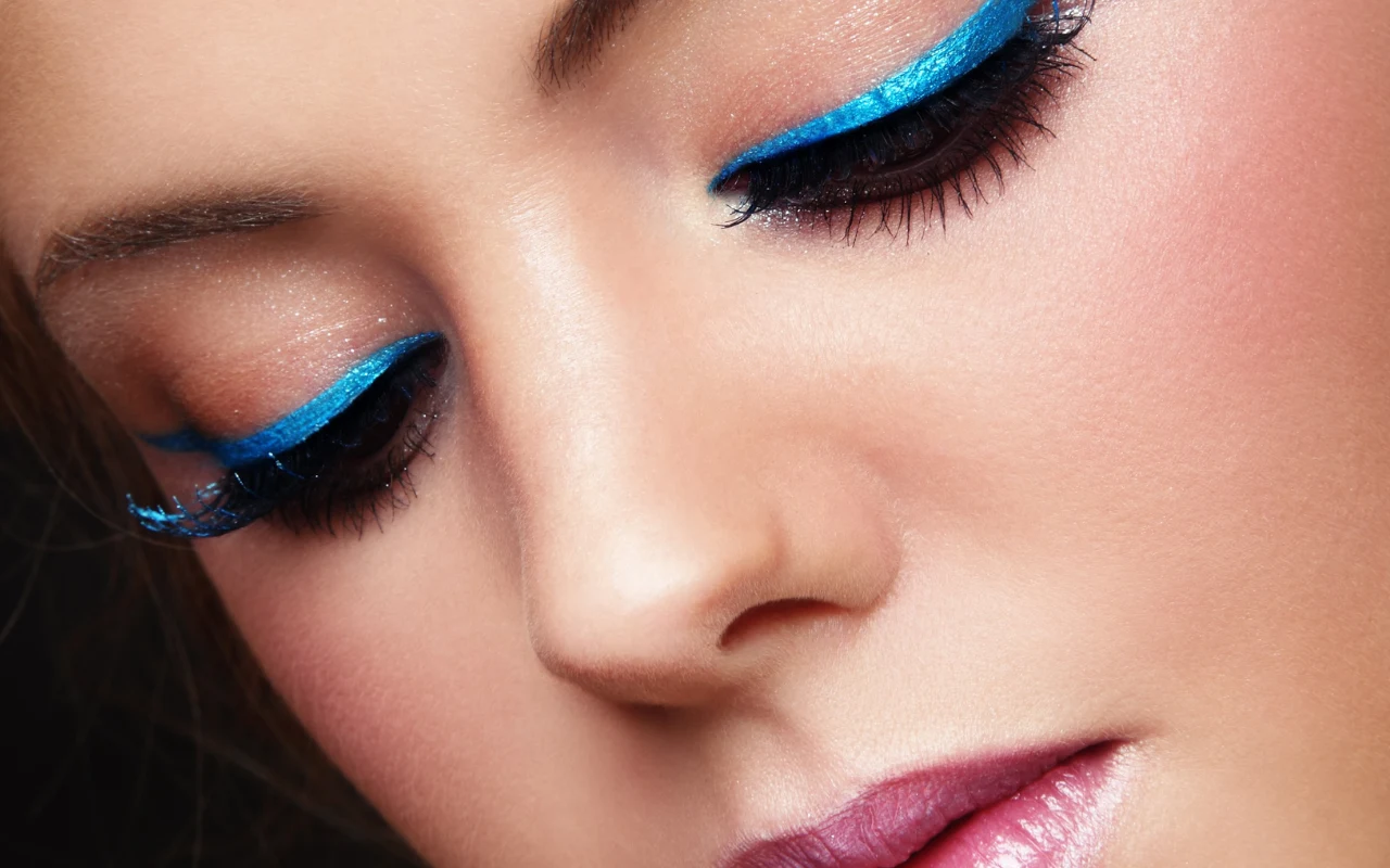 Kolorowe eyelinery to hit nadchodzącej jesieni