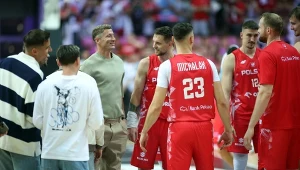 Mateusz Ponitka rozmawia po meczu z Francją z Robertem Lewandowskim