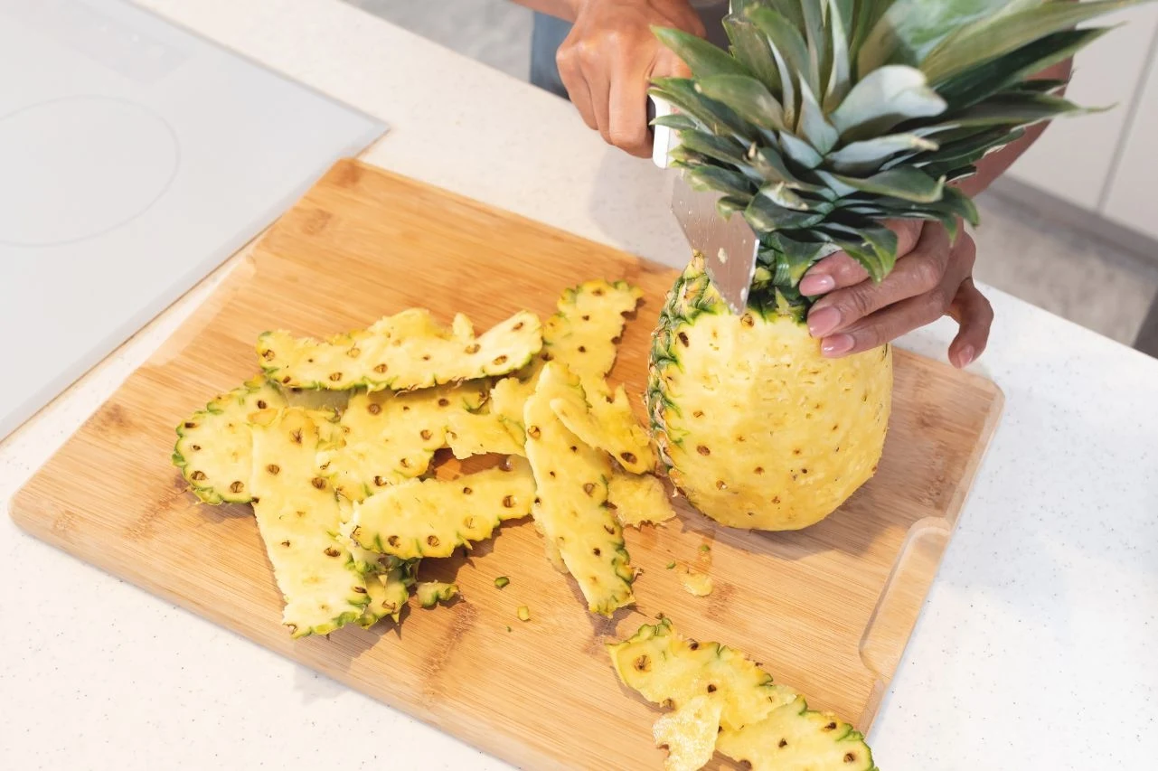 Jak wykorzystać ananasa? Wystarczy obrać skórkę, odkroić liście i można jeść go jako owocową przekąskę Jak wykorzystać ananasa? Wystarczy obrać skórkę, odkroić liście i można jeść go jako owocową przekąskę