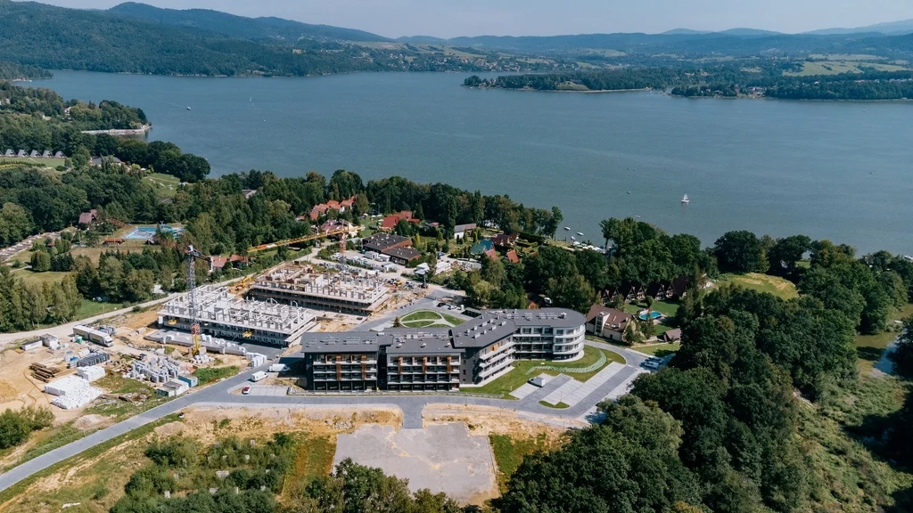 Laguna Beskidów nad Jeziorem Żywieckim. Wszystkie prace mają się zakończyć do końca 2025 roku Laguna Beskidów nad Jeziorem Żywieckim. Wszystkie prace mają się zakończyć do końca 2025 roku