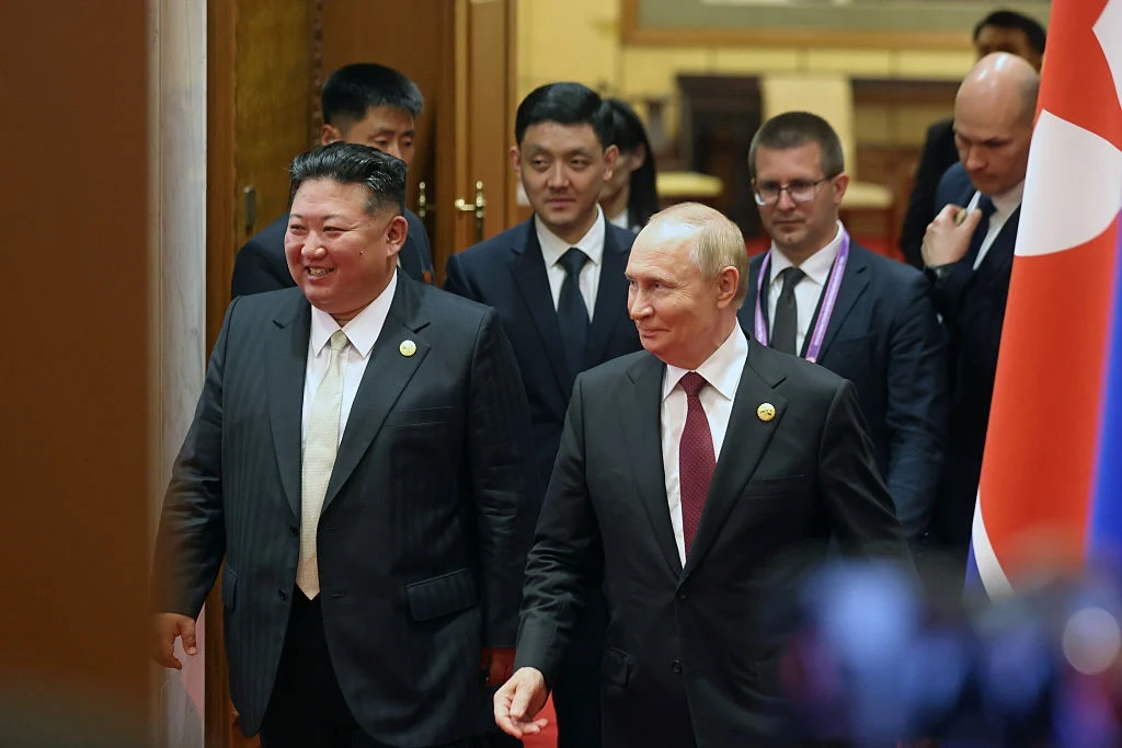 W Chinach doszło do historycznego gestu. Potem Putin miał dwugodzinną rozmowę z Kimem
