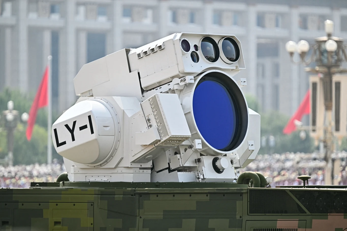 System laserowy LY-1 zaprezentowany na chińskiej Paradzie Zwycięstwa 3 września 2025 Duża instalacja wojskowa z zaawansowanym systemem optycznym i dużą niebieską soczewką oznaczona symbolem LY-1, umieszczona na pojeździe w tle widać budynki i czerwone flagi.