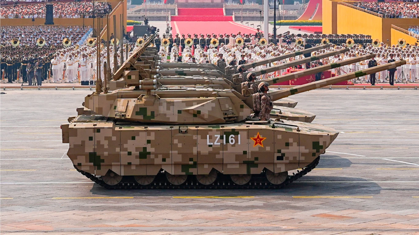 Czołgi Type 100 na chińskiej Paradzie Zwycięstwa 3 września 2025 Czołgi wojskowe w kamuflażu, ustawione w rzędzie podczas defilady, żołnierze widoczni w wieżach czołgów, w tle tłum widzów oraz żółte i czerwone dekoracje trybun.