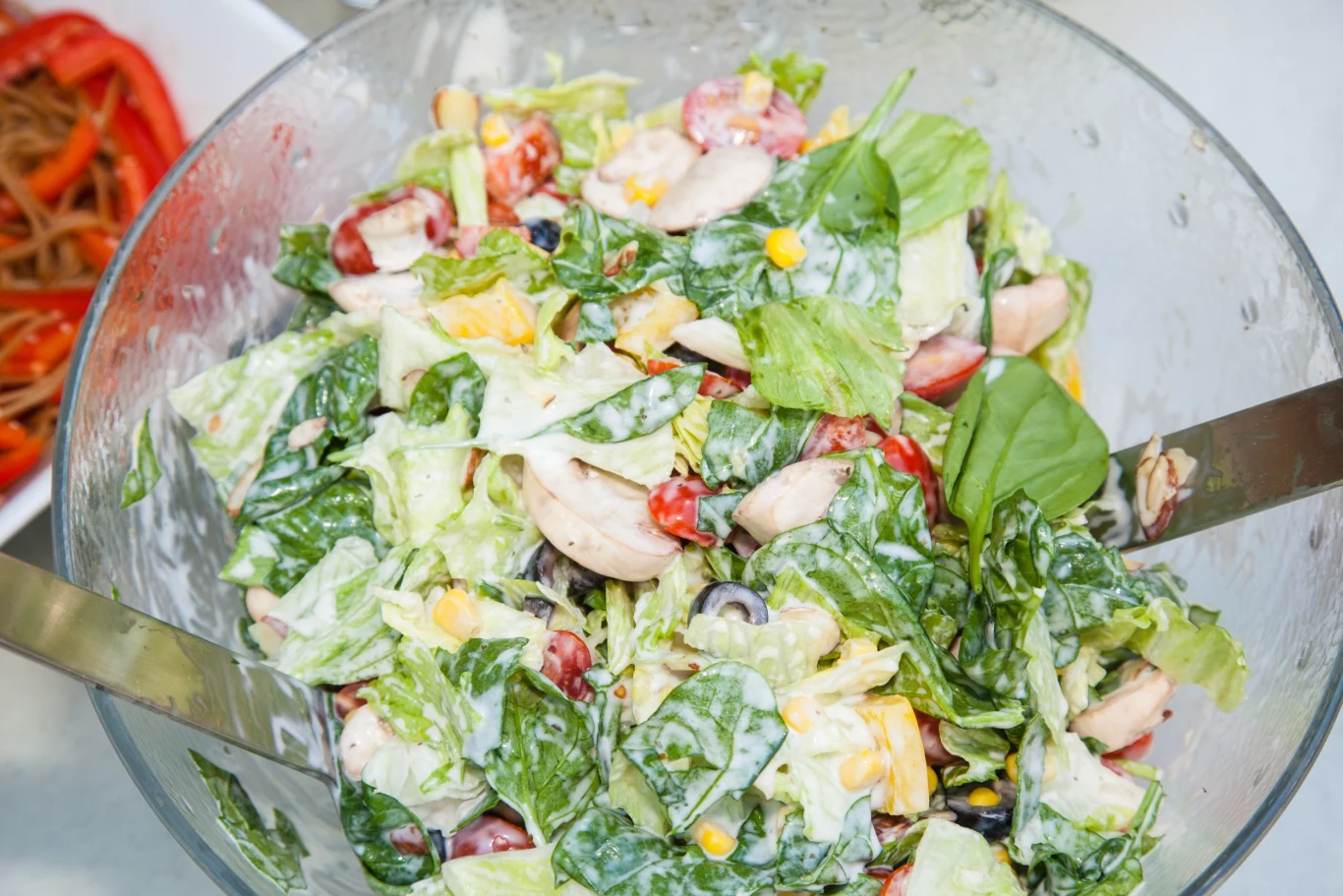 Do sałatki do obiadu użyj pieczarek. Skrop je sokiem z cytryny, aby były miękkie Do sałatki do obiadu użyj pieczarek. Skrop je sokiem z cytryny, aby były miękkie