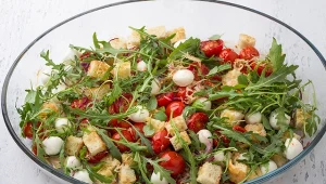 Sałatka z pieczonymi pomidorami to pyszna przekąska na imprezę lub soczysty dodatek do obiadu