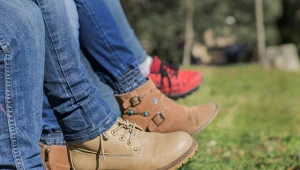 Trik z gazetą uratuje buty po deszczu. Zero wilgoci i przykrego zapachu