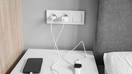 Czy można ładować telefon w nocy?