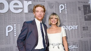 Domhnall Gleeson i Chelsea Frei podczas premiery serialu "The Paper"