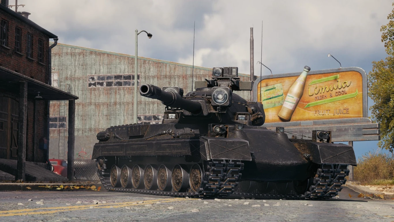 World of Tanks 2.0 Czarny nowoczesny czołg ustawiony na pustej ulicy miejskiej w pobliżu starego budynku z cegły oraz dużego billboardu reklamującego napój. W tle widoczny zardzewiały magazyn i kilka latarni.