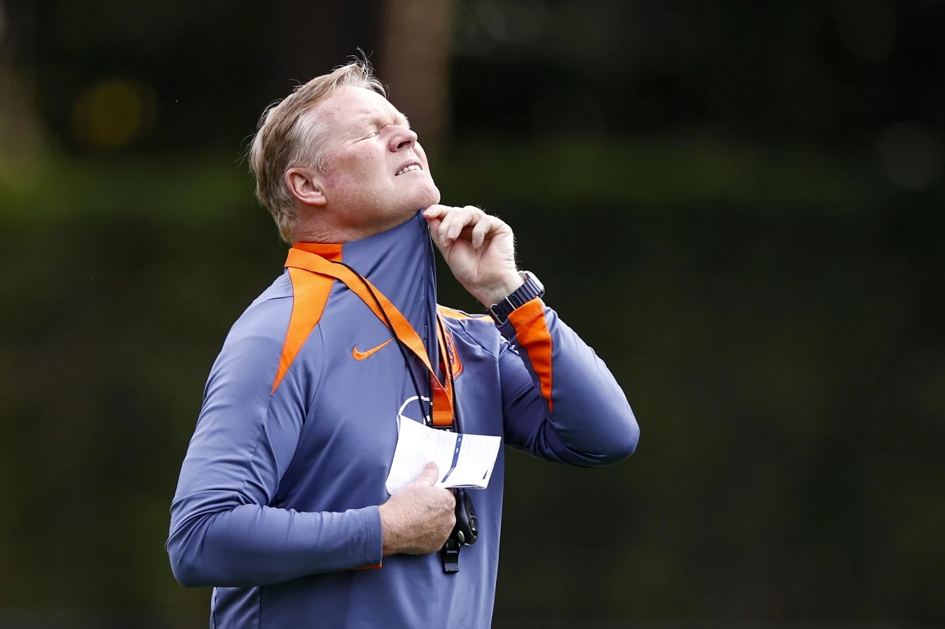 Holendrzy wydali wyrok ws. meczu z Polską Mężczyzna w sportowej kurtce z odznaką trenerską podnosi suwak pod szyją i patrzy w górę z wyrazem skupienia na twarzy, w dłoni trzyma notes i gwizdek.