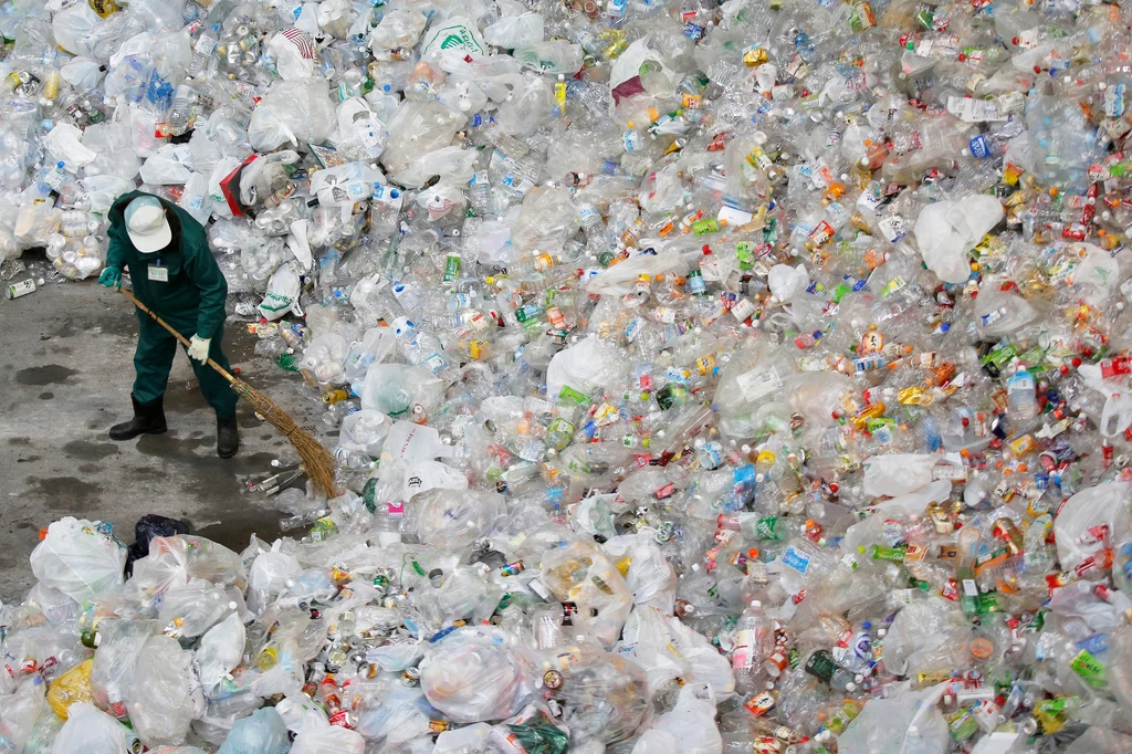 Amerykańscy naukowcy opracowali nową metodę recyklingu najgorszego plastiku Amerykańscy naukowcy opracowali nową metodę recyklingu najgorszego plastiku