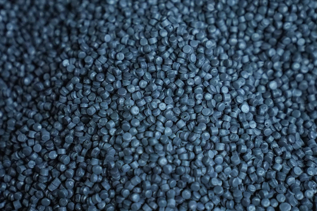 Tworzywa sztuczne mogą być przetworzone na granulat, z którego można zrobić nowe produkty. Niestety nie każdy plastik się do tego nadaje Granulat tworzywa sztucznego w kolorze ciemnoszarym ułożony w gęstą warstwę, składający się z licznych, drobnych cylindrycznych kawałków.