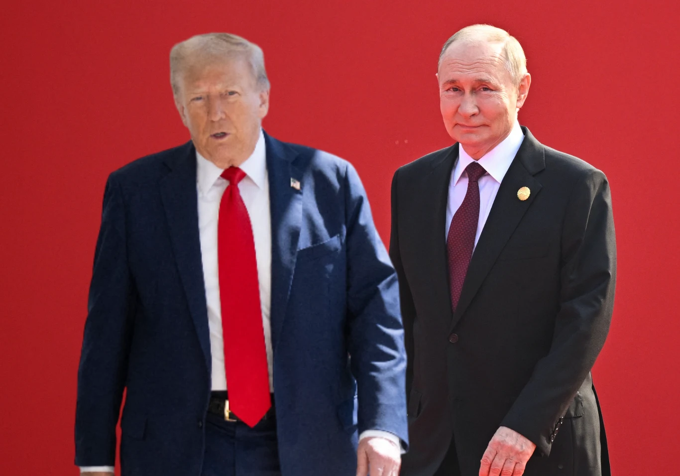 Donald Trump i Władimir Putin. Przywódca Rosji odpowiedział na słowa prezydenta USA Dwóch mężczyzn w garniturach stoi na tle jednolicie czerwonego tła, po lewej mężczyzna w granatowym garniturze i czerwonym krawacie, po prawej mężczyzna w czarnym garniturze i bordowym krawacie, obaj patrzą w stronę obiektywu.