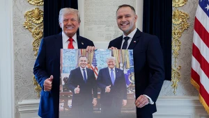Karol Nawrocki dostał prezent od Donalda Trumpa