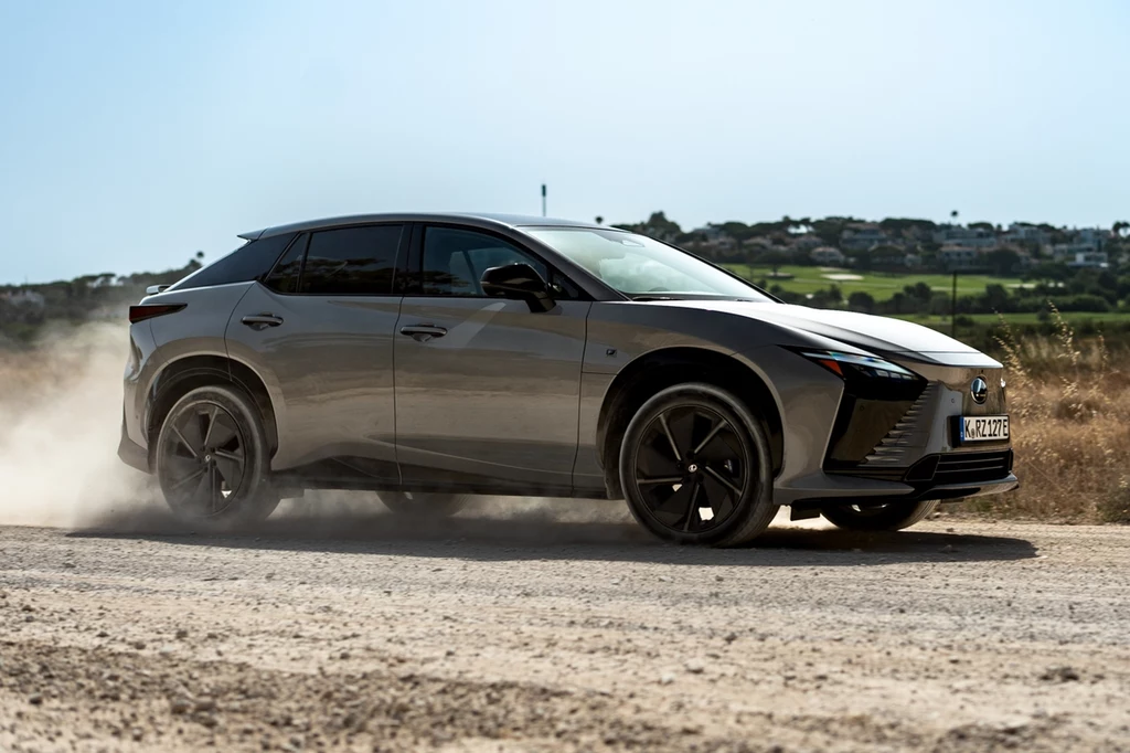 Nowy Lexus RZ ma więcej mocy i większy akumulator (77 kWh). W tym przypadku nie mamy do czynienia z nową generacją tylko subtelnym liftingiem sprzedawanej od kilku lat generacji. Czy to wystarczy, żeby auto znalazło więcej nabywców? Nowy Lexus RZ ma więcej mocy i większy akumulator (77 kWh). W tym przypadku nie mamy do czynienia z nową generacją tylko subtelnym liftingiem sprzedawanej od kilku lat generacji. Czy to wystarczy, żeby auto znalazło więcej nabywców?