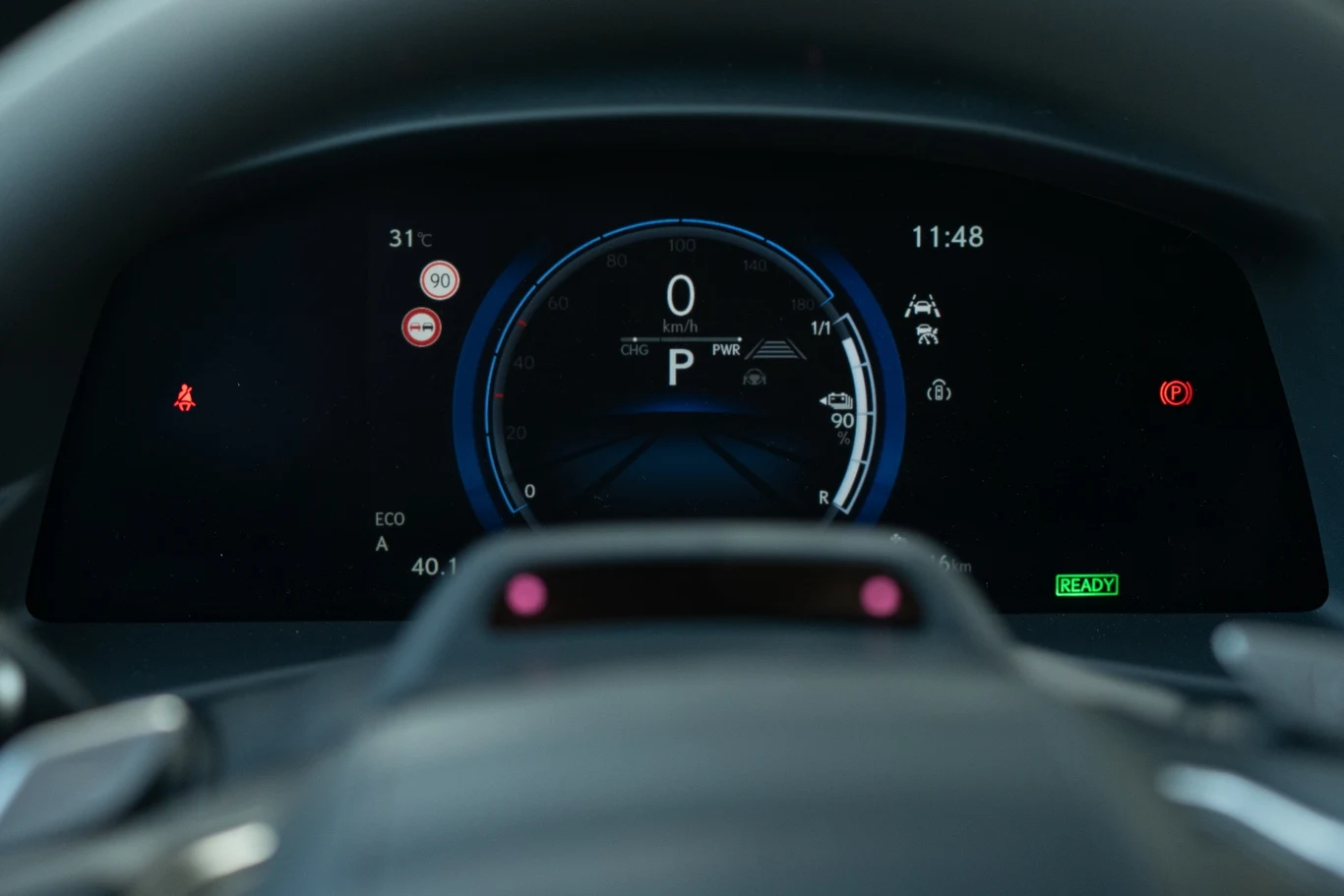 Zestaw wskaźników nadal jest mało czytelny i wygląda archaicznie. Czcionka oraz ikony są zbyt małe.