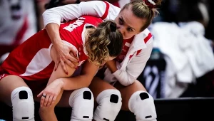 Polskie siatkarki odpadły z MŚ. Na zdjęciu Marlena Kowalewska pocieszająca Martynę Łukasik