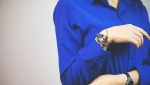 Panie po 50-tce kochają ten kolor ubrań. Odejmuje lat i dodaje energii