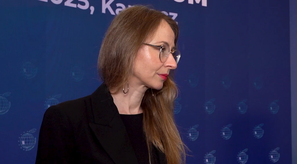 Resort pracy trzyma rękę na pulsie, by przeciwdziałać potencjalnym zagrożeniom dla polskiego rynku pracy - zapewnia minister Agnieszka Dziemianowicz-Bąk