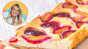 Taki sernik jesienią robi Ewa Wachowicz. Wykorzystuje sezonowe owoce 