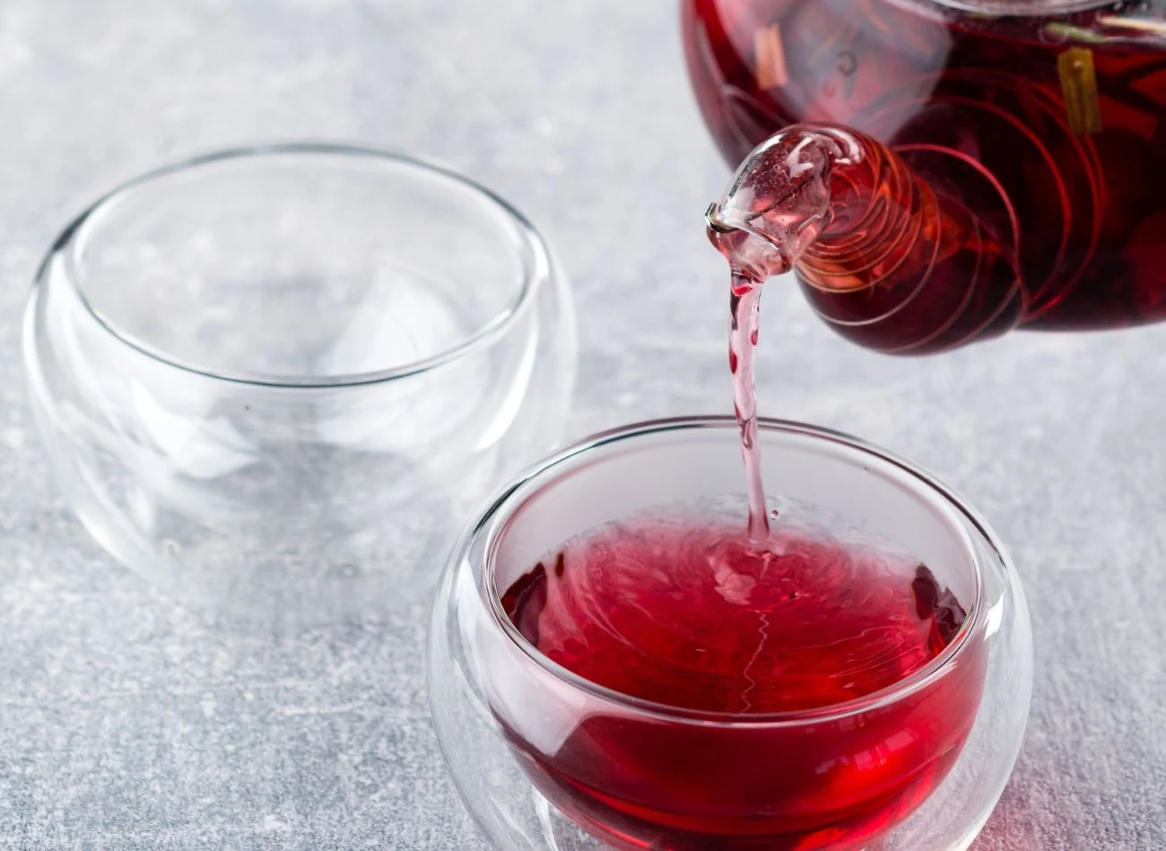 Pieczona herbata z owoców to ciekawa propozycja zarówno na zimniejsze, jak i cieplejsze dni. Pieczona herbata z owoców to ciekawa propozycja zarówno na zimniejsze, jak i cieplejsze dni.