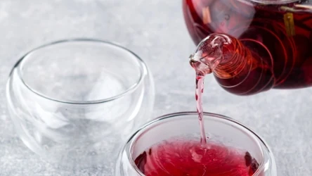 Pieczona herbata z owoców to ciekawa propozycja zarówno na zimniejsze, jak i cieplejsze dni.