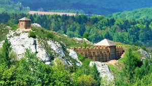 Wyjątkowa góra na Szlaku Orlich Gniazd. Wspaniałe widoki i szlak bez tłumów