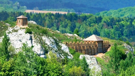Gród na Górze Birów na Szlaku Orlich Gniazd zachwyca turystów 