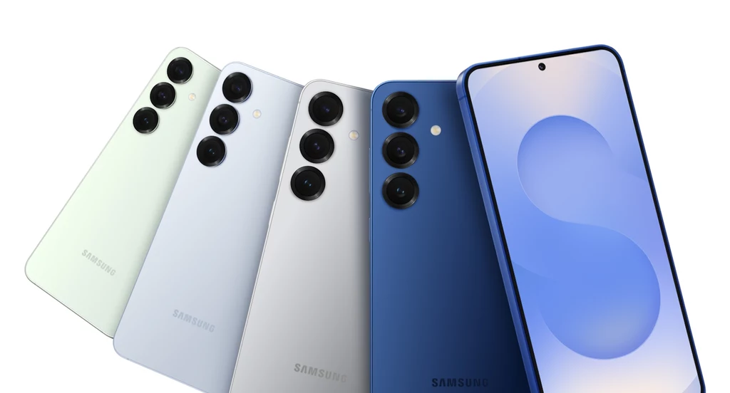 Samsung Galaxy S25 FE dostępny jest w czterech kolorach obudowy. Cztery nowoczesne smartfony Samsung ustawione w wachlarz, każdy w innym kolorze, z wyeksponowanymi trzema aparatami fotograficznymi z tyłu, na białym tle.