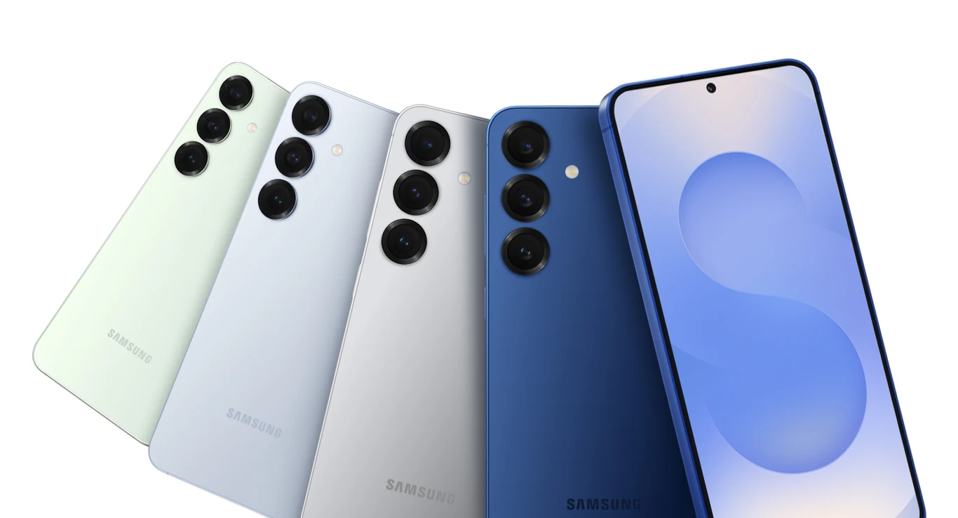 Cztery nowoczesne smartfony Samsung ustawione w wachlarz, każdy w innym kolorze, z wyeksponowanymi trzema aparatami fotograficznymi z tyłu, na białym tle.