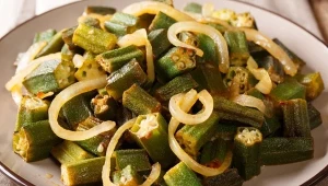 Okra nadaje się zarówno jako dodatek do zup, jak i samodzielnego podania w formie duszonej lub smażonej